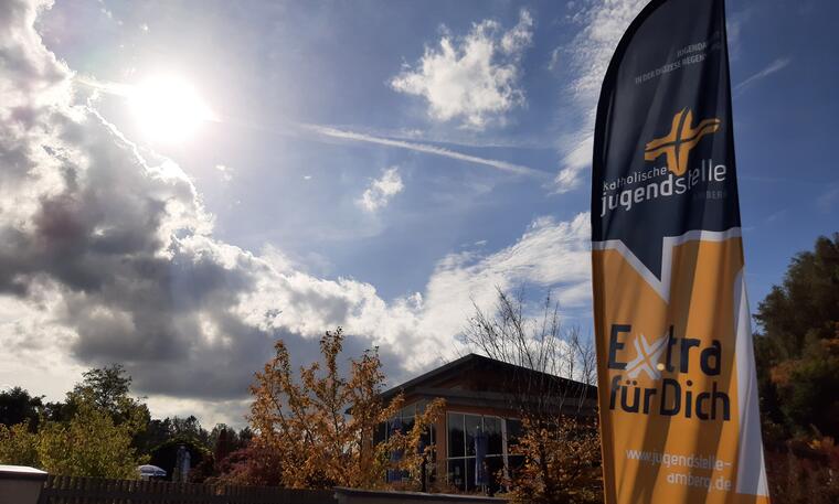 Das Jugendstellenbanner mit Sonnenschein im Hintergrund