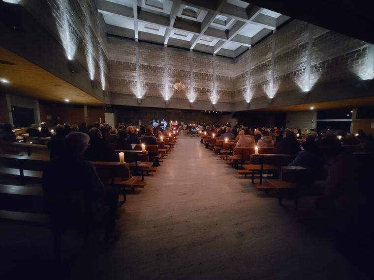 Eine mit Kerzenlicht beleuchtete Kirche 